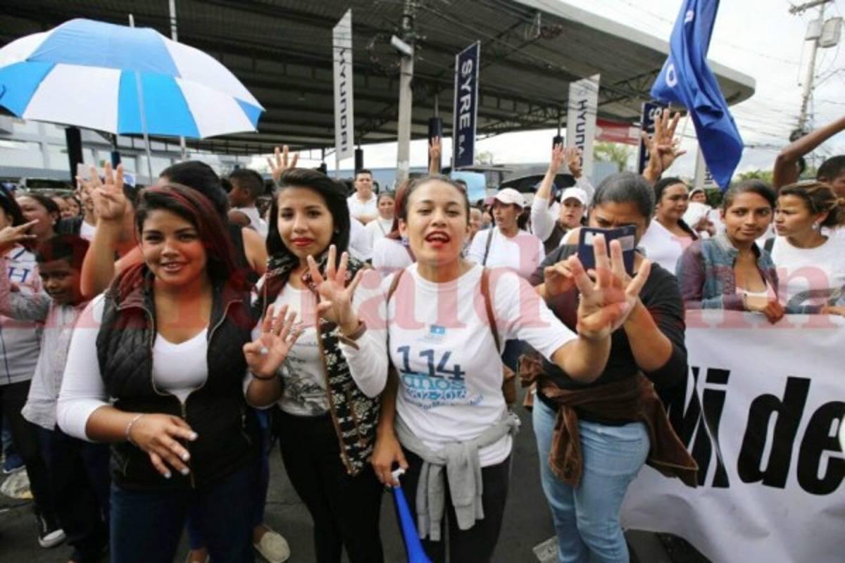 Al ritmo del 'perreo' nacionalistas piden inscripción de Juan Orlando Hernández   