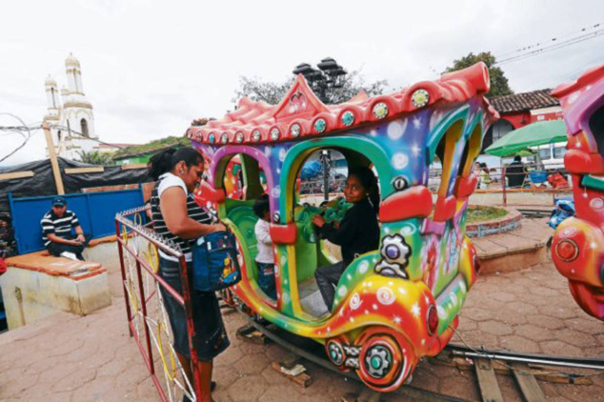 Primeros peregrinos rezan a virgen de Suyapa