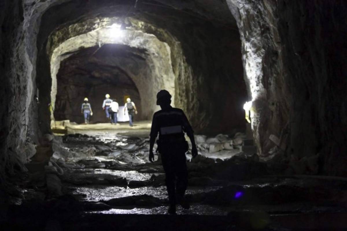 A través de las paredes rocosas de la estatal más grande del país se filtraban al menos 1,000 litros de agua por segundo. Esta cifra se redujo a 100 litros por segundo. (Fotos: Marvin Salgado / EL HERALDO Honduras / Noticias EL HERALDO)