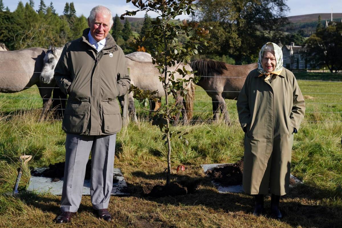 Carlos y la reina Isabel II en octubre de 2021 estuvieron en Balmoral juntos. Los últimos meses de vida, la reina pasó mayor tiempo en la que sería su residencia favorita.