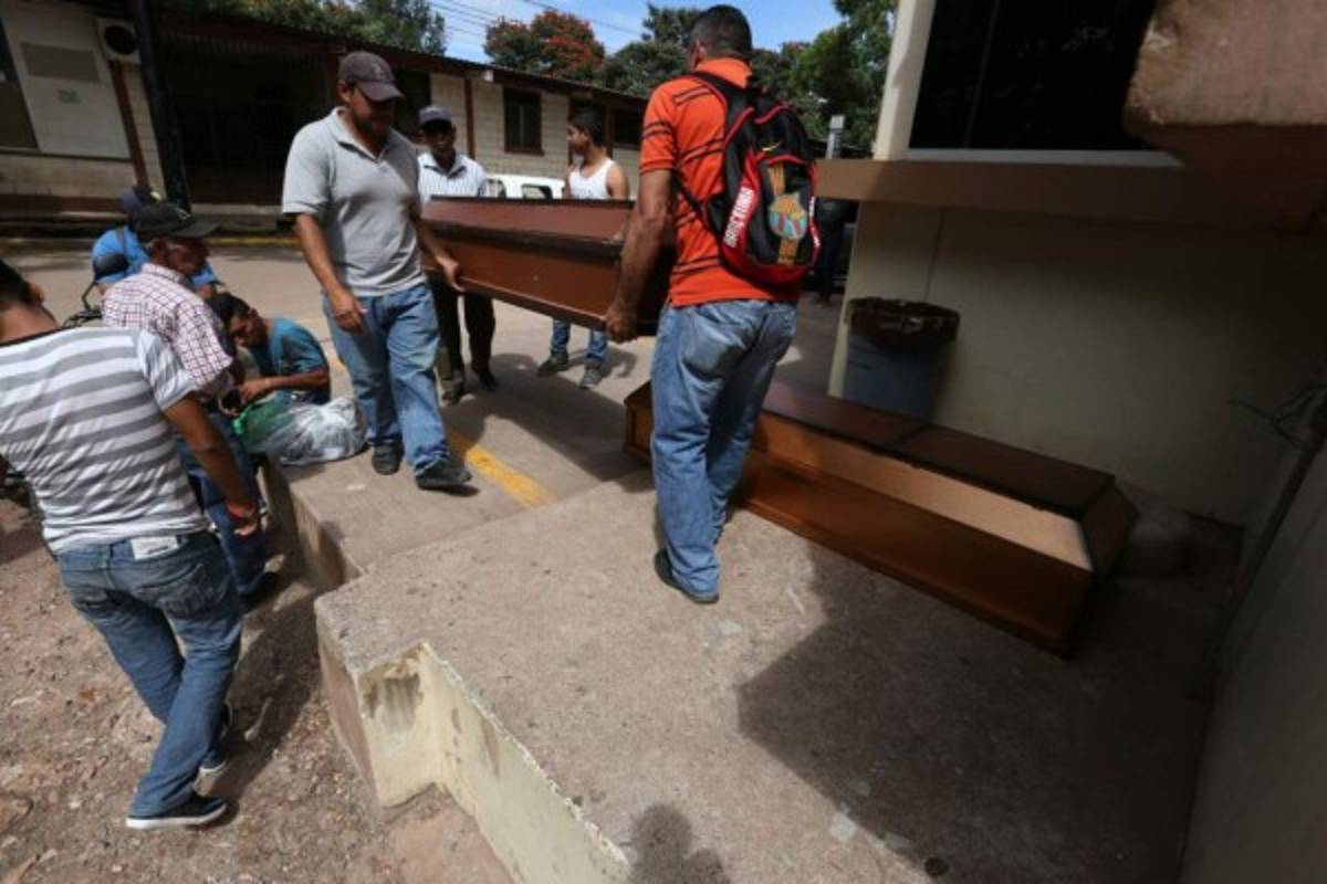 Los ahora occisos fueron trasladados de emergencia al Hospital Escuela Universitario (HEU) pero ambos fallecieron cuando les brindaban atención médica. /Fotos Mario Urrutia/