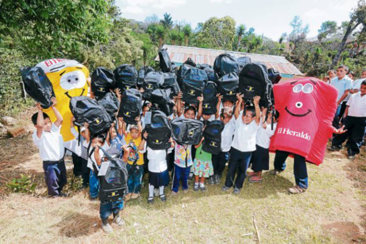 EL HERALDO celebra con mochilas y zapatos nuevos