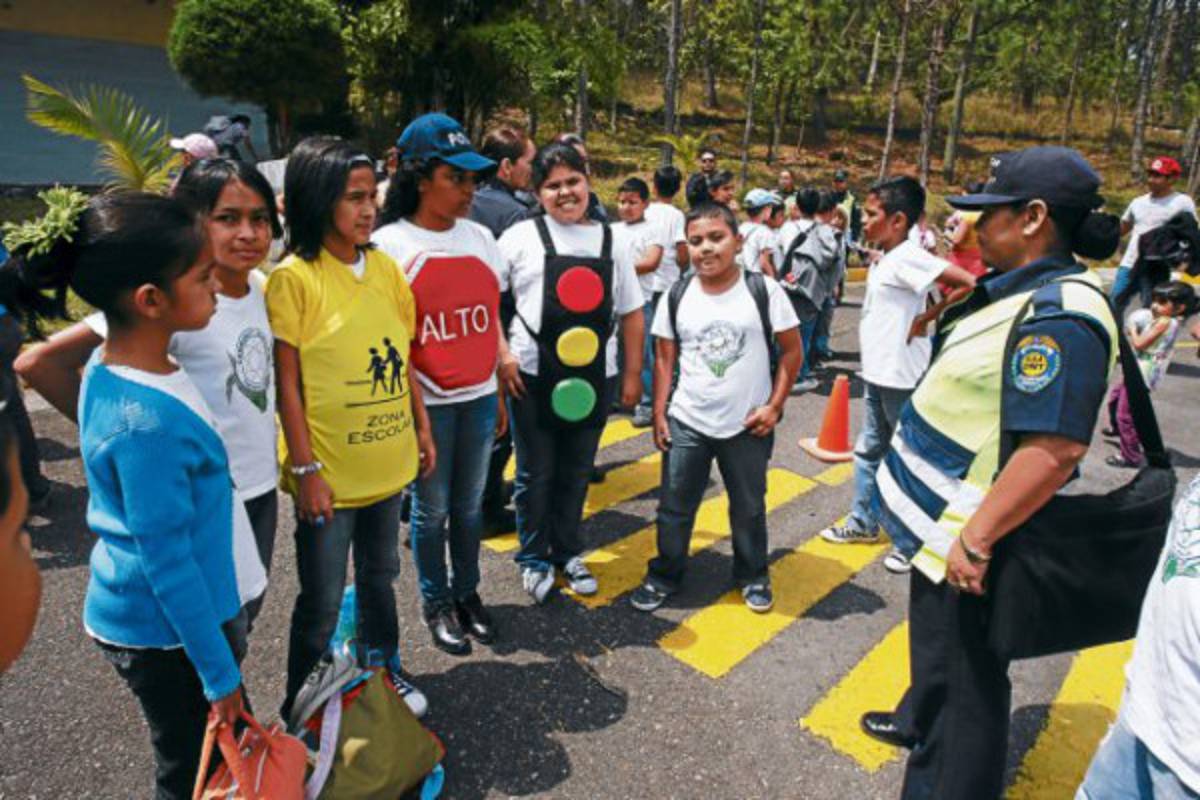 Escolares practican la educación vial