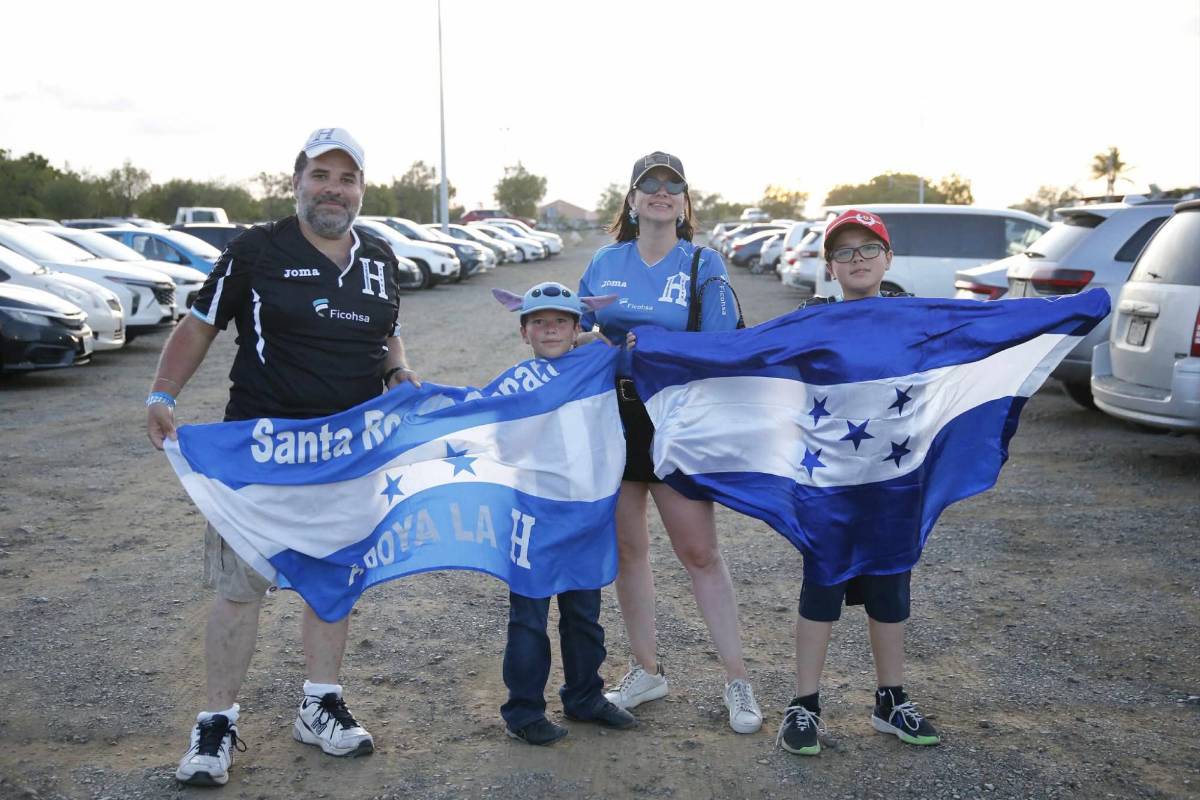 Bellas hondureñas en Curazao, políticos sorprenden en partido eliminatoria ante Haití