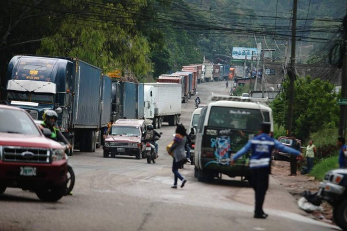 Desprendimiento de rocas a punto de causar tragedia en la Villa Nueva
