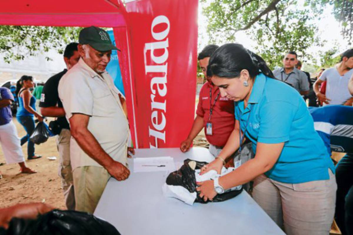 Canillitas reciben donativo de zapatos