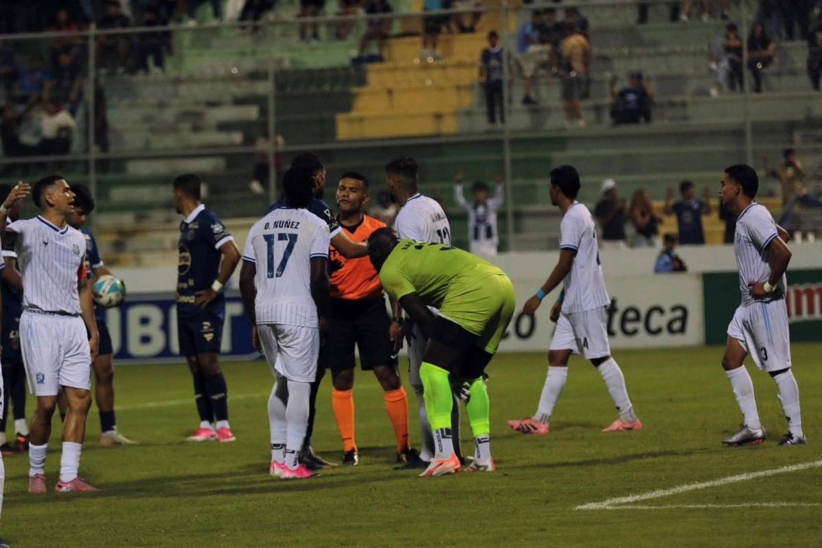 Polémico penal, ayuda del FVS y zafarrancho entre jugadores del Motagua y Génesis