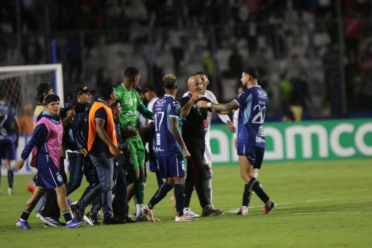 Tristeza de Olimpia, jugador de Cartaginés se burla de la Ultra, leyenda presente y villano en Concacaf