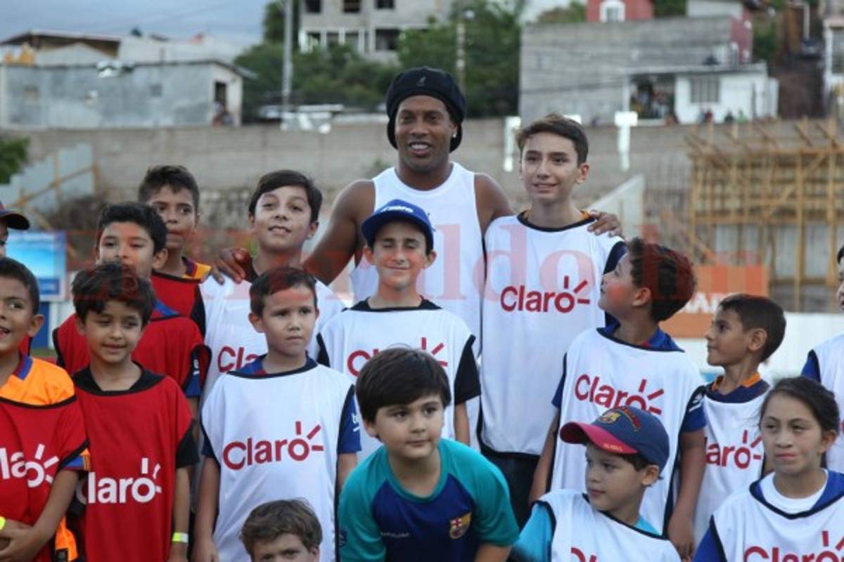 Ronaldinho disfrutó con los pequeños en Honduras