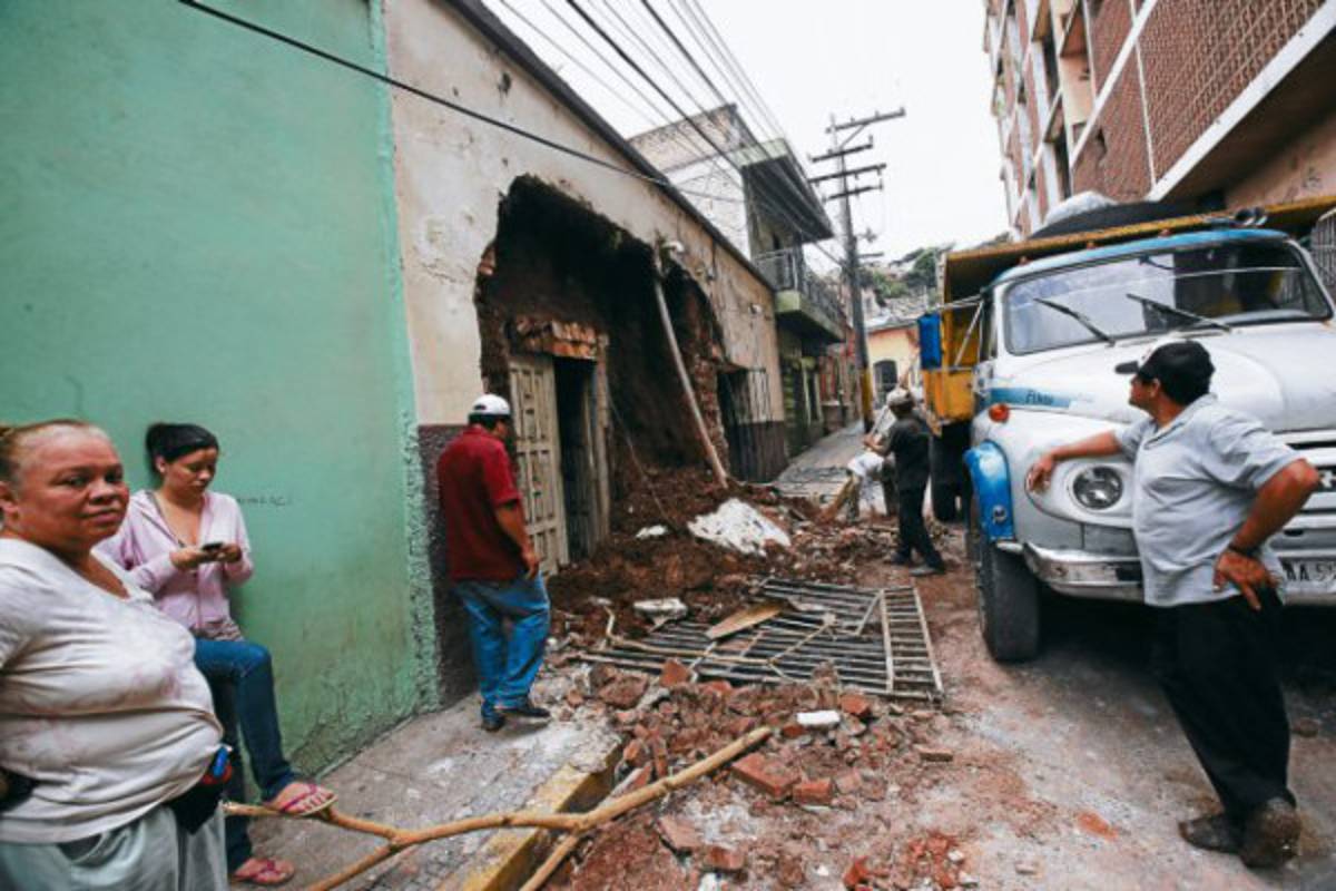 Calles destruidas y muros caídos por fuertes lluvias en Tegucigalpa