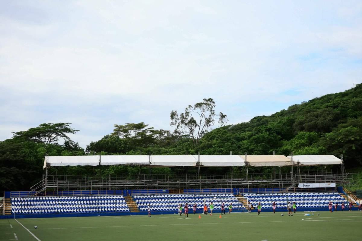 Estadio Nacional de Managua: anclado en la montaña cancha sintética y acogedor
