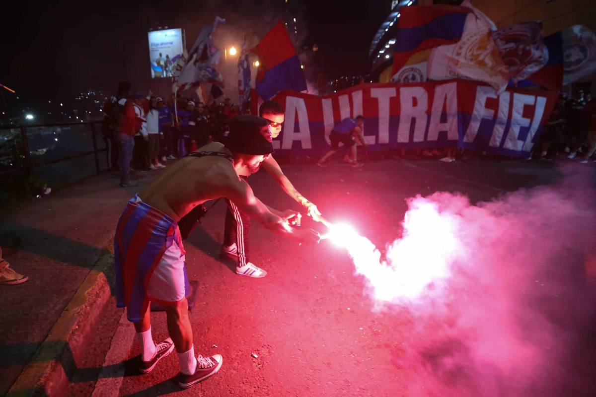 Olimpia vs Alajuelense: Eufórica llegada de la Ultra Fiel al estadio Nacional