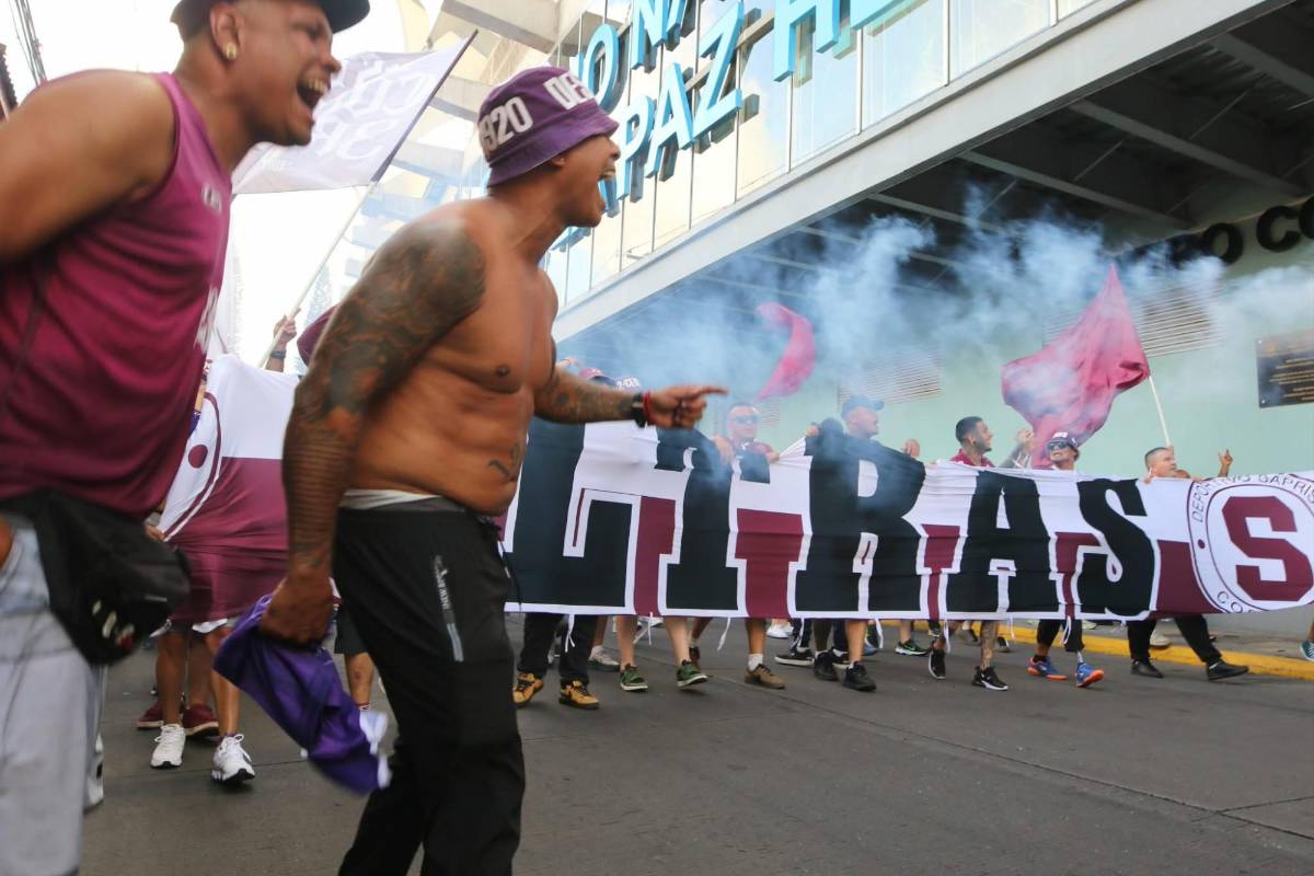 Aficionados del Saprissa sorprenden en su llegada para partido ante Olimpia