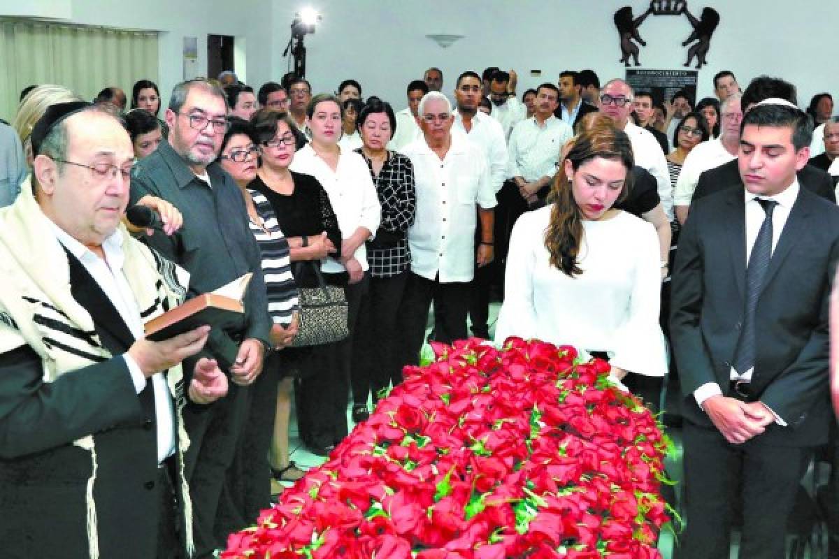 Familia y amigos dan último adiós al empresario Jaime Rosenthal