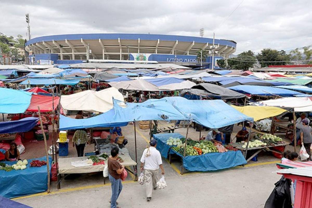 Un recorrido por la Feria del Agricultor y el Artesano