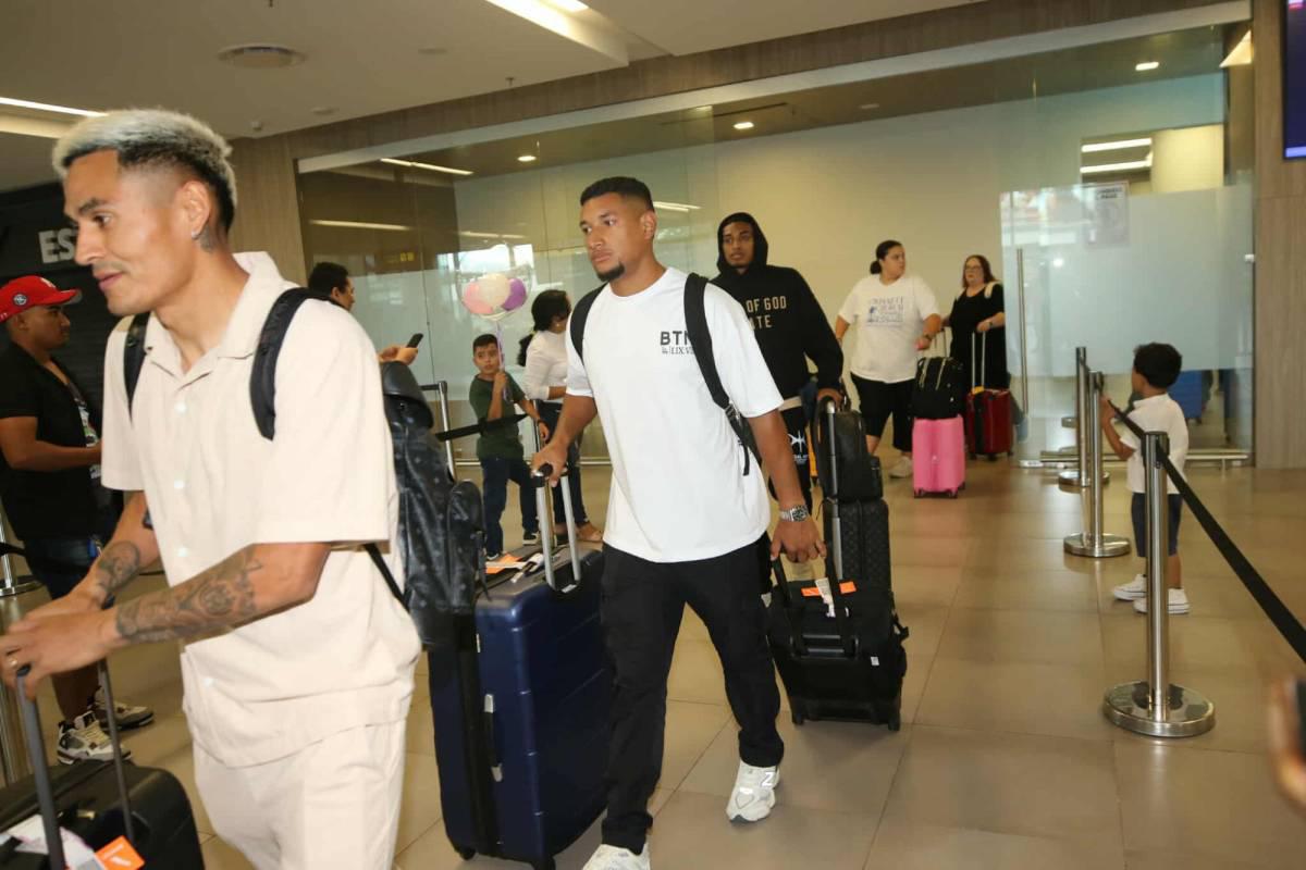 Quioto recibe propuesta y linda chica cautivó en llegada de legionarios a Honduras