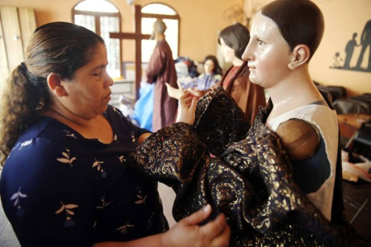 Artesanal ropaje portan imágenes procesionales para Semana Santa