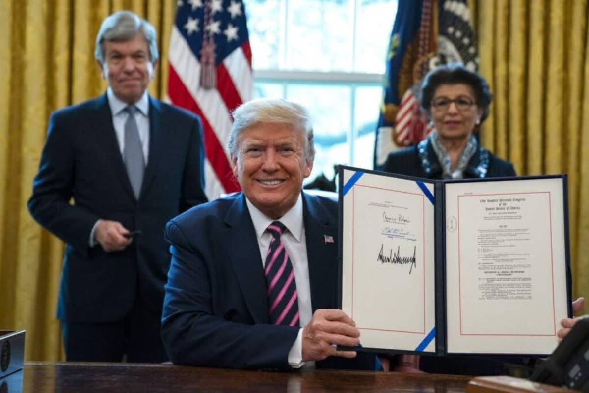 Trump firma paquete de 483,000 millones de dólares para el Covid-19