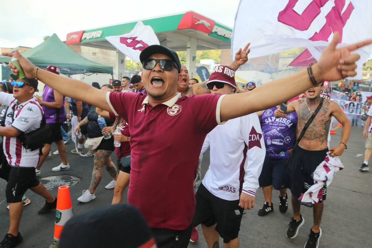 Aficionados del Saprissa sorprenden en su llegada para partido ante Olimpia