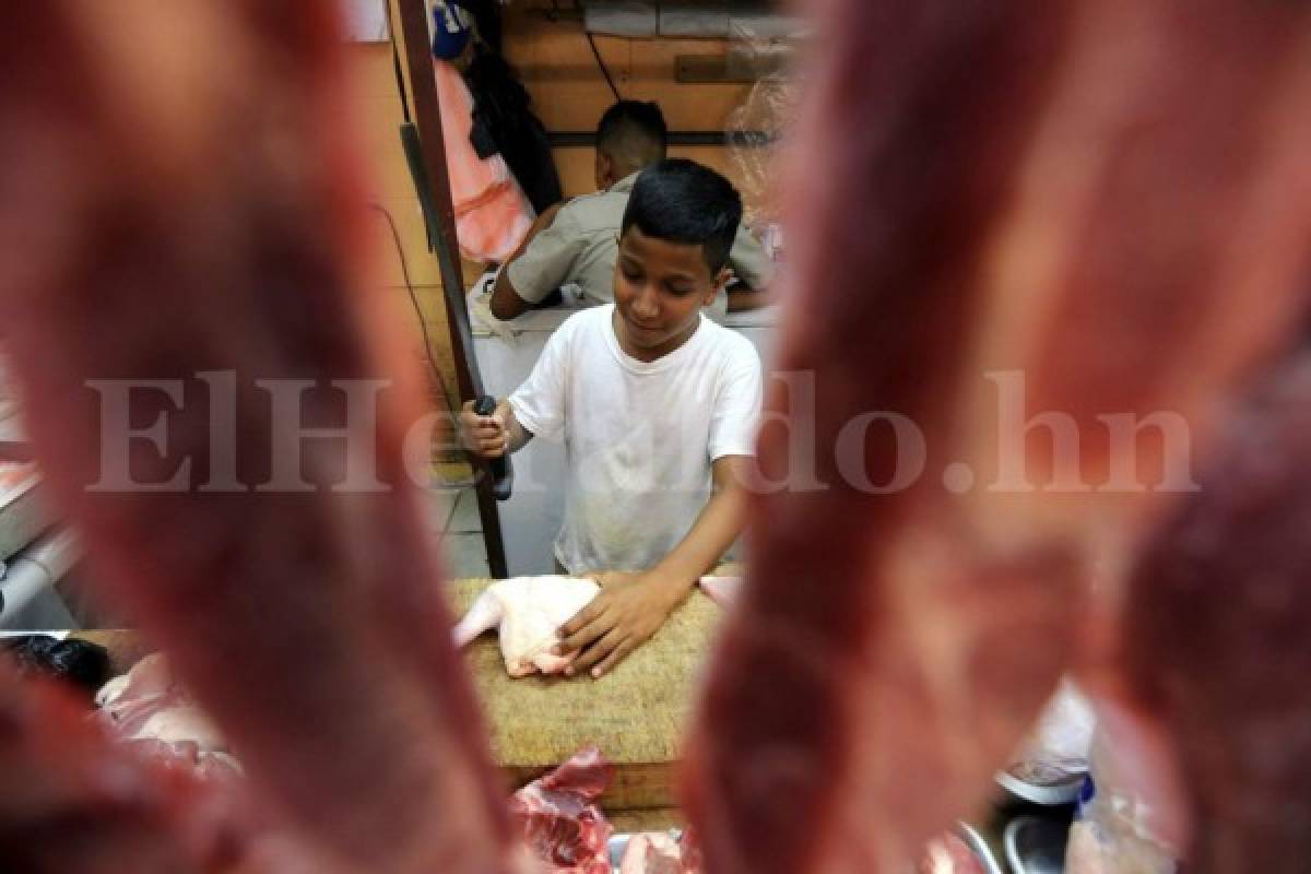 Carlitos aprendió a cortar el pollo y otras carnes observando a su papá. Foto David Romero/EL HERALDO