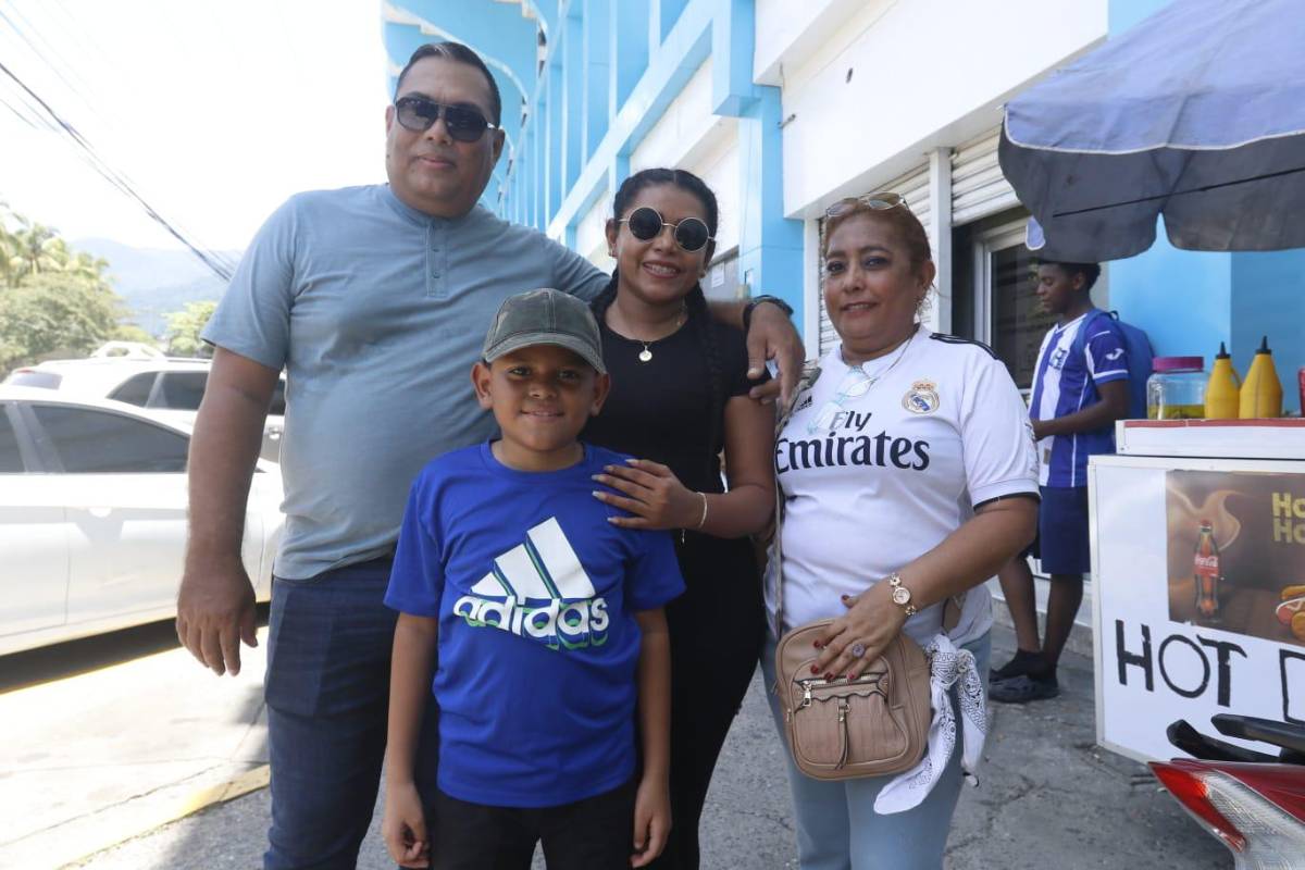 Famoso con seguridad privada y aficionados llegan al estadio para apoyar a tiktokers hondureños