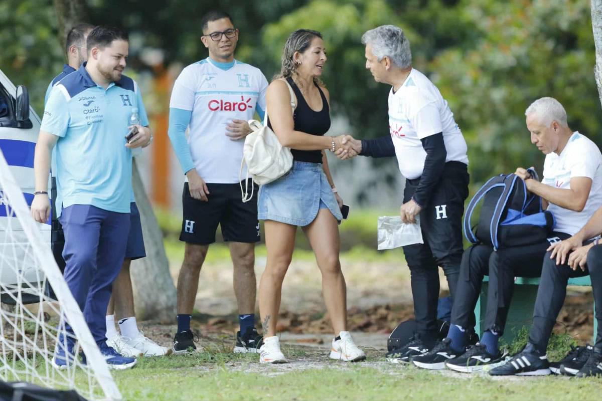 Bella chica llegó a entreno de Honduras y la alegría que causó arribo de Palma y Rivas