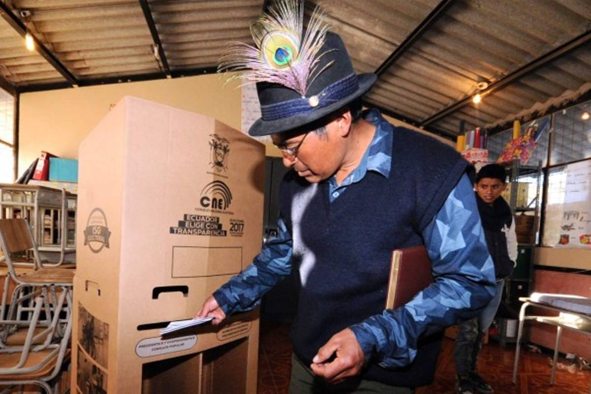 Un hombre emite su voto en el colegio 'José Acosta Vallejo', en la ciudad de Cangahua, Ecuador (Foto: Agencia AFP)