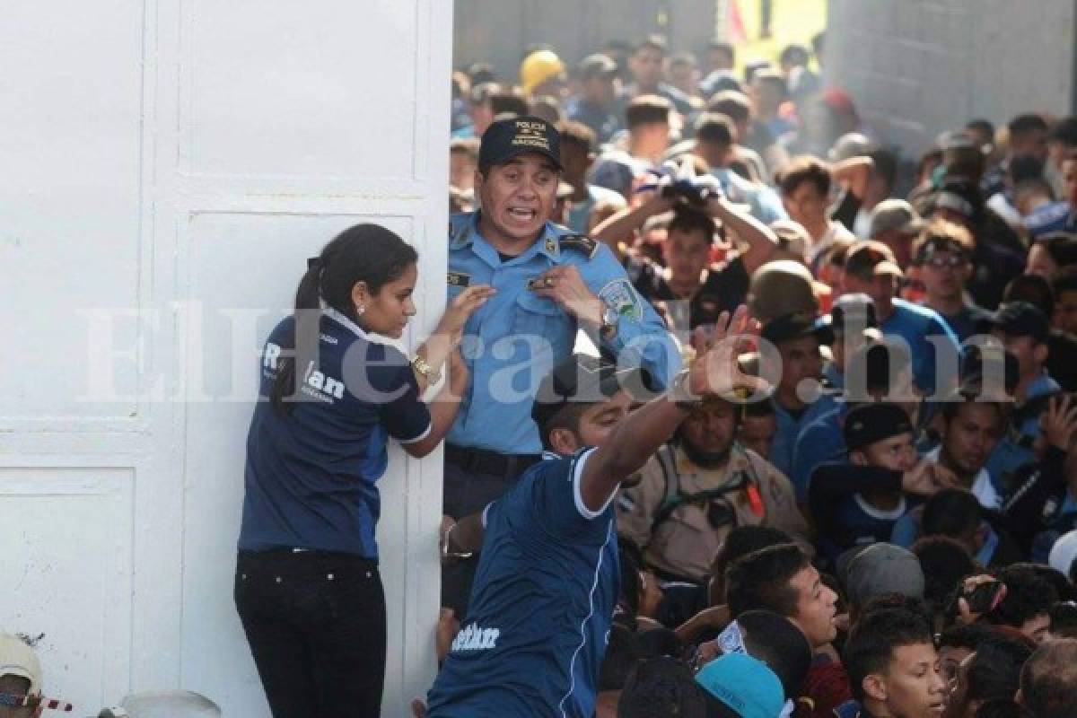 'Antes de policía, uno es humano”: Oficial que salvó a niños de avalancha mortal en el estadio Nacional