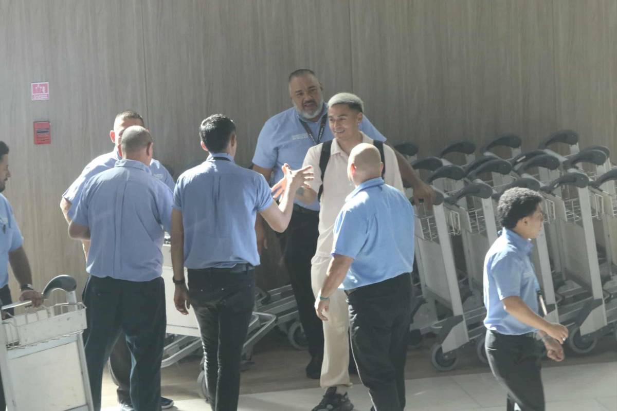 Quioto recibe propuesta y linda chica cautivó en llegada de legionarios a Honduras