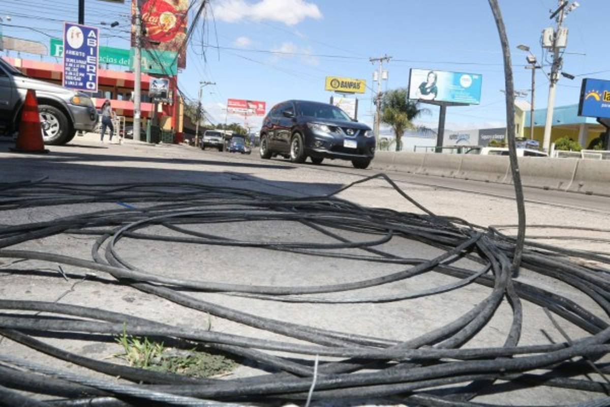 Marañas de cables ahora invaden las aceras de la ciudad
