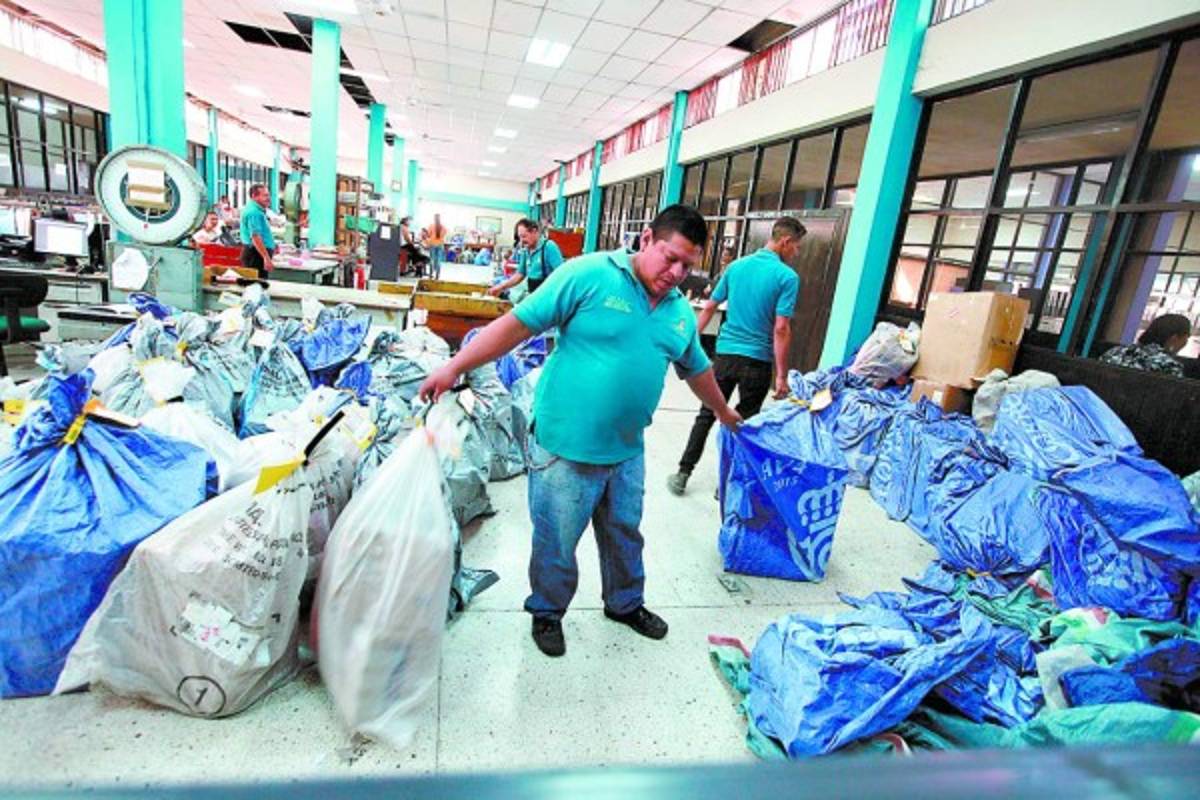 Sobre ruedas, carteros distribuyen encomiendas del Correo Nacional