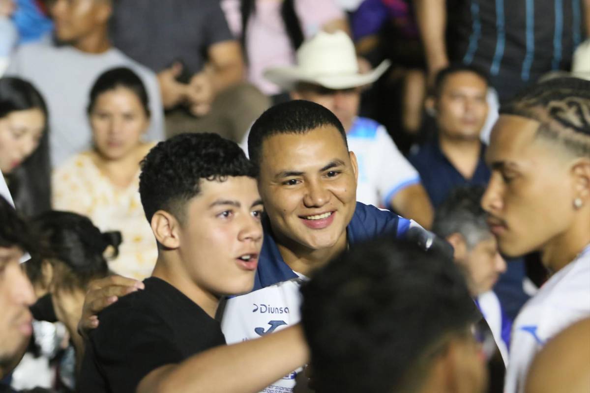 Beso de Milagro Flores a Supremo y furor de la afición: Tiktokers llegan al Honduras-Nicaragua