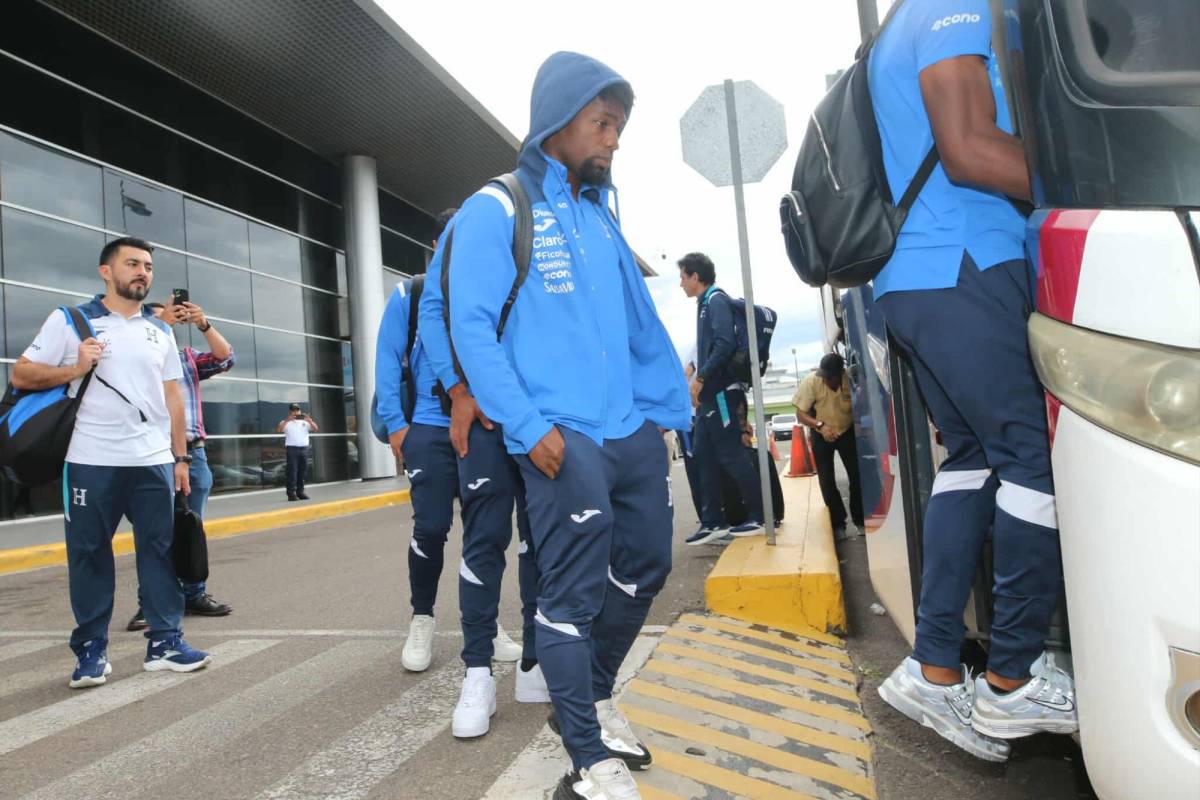 Con cara de pocos amigos llegan jugadores de Honduras tras derrota con Nicaragua