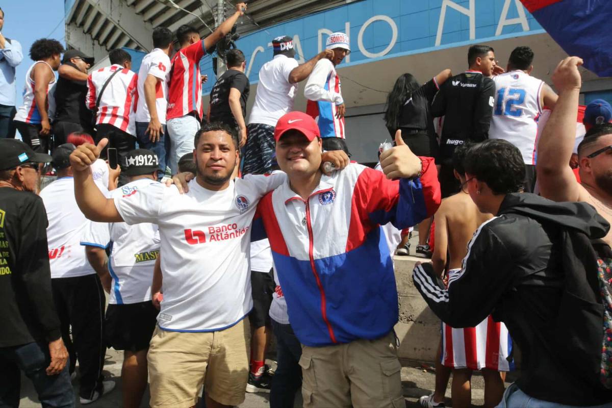 Carnaval de la barra del Olimpia, bellas chicas y el fenomenal ambiente previo al clásico hondureño
