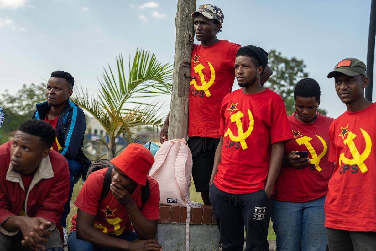 $!Mhlonishwa Mtsetfwa (contra un poste) resultó herido en el 2021 en una protesta contra el Rey Mswati III de Esuatini.