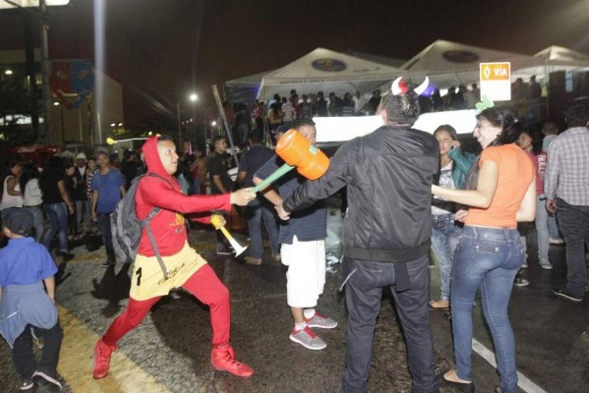 La capital retumbó con 12 horas continuas de carnaval