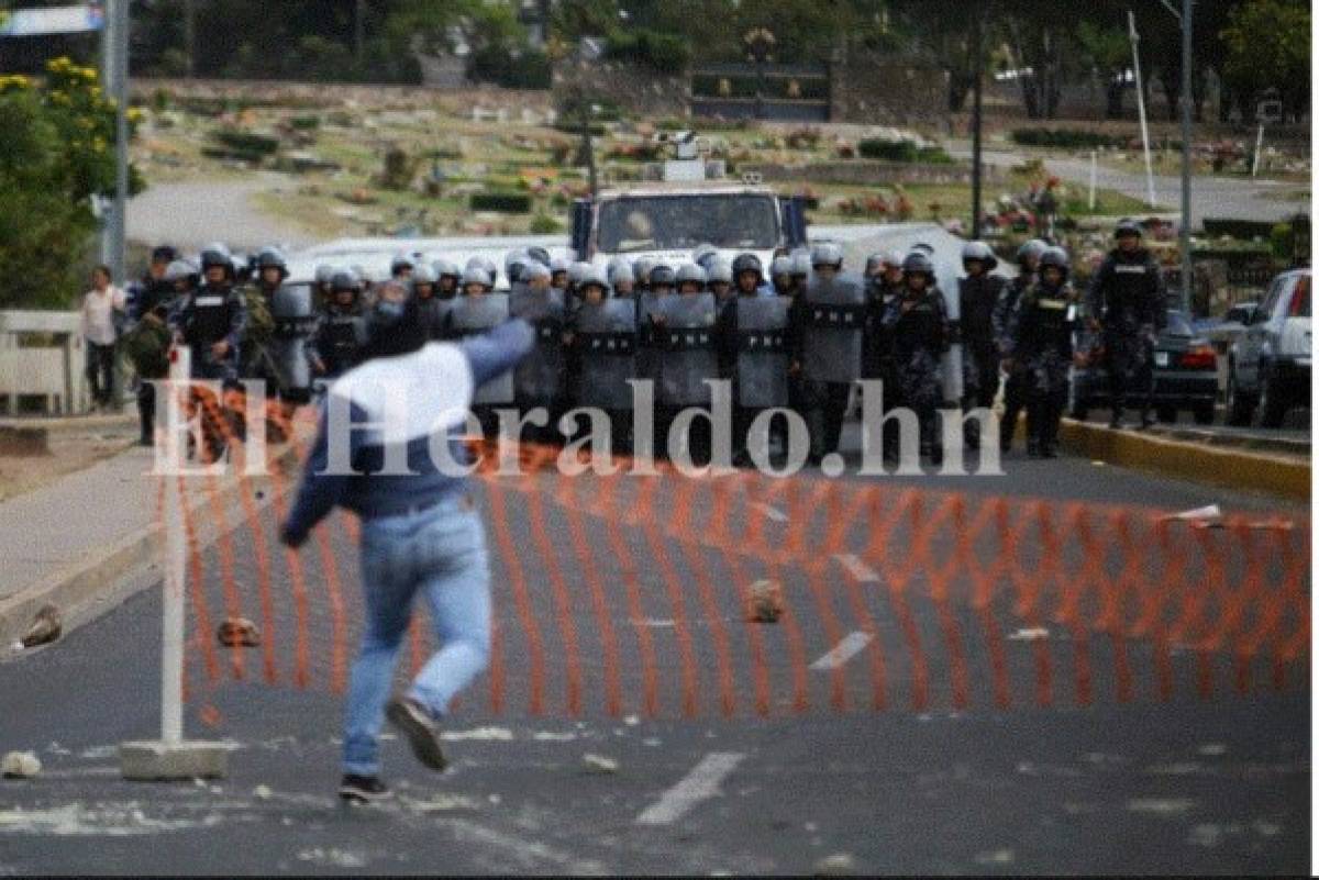 Desalojan a estudiantes que protestaban a favor de Kevin Solórzano