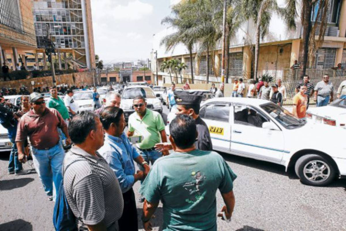 Taxistas exigen subsidio de 200 lempiras diarios