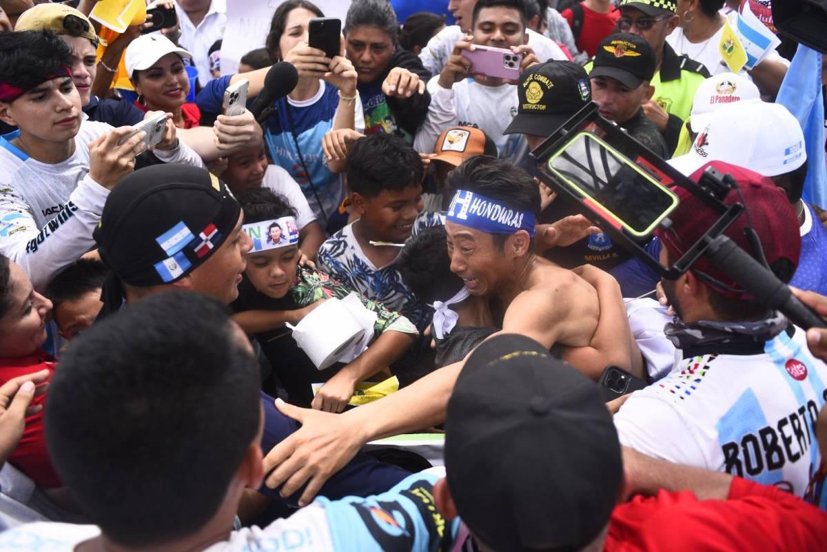 Shin Fujiyama completa reto 3,000 km: Así fue la llegada del japonés a El Progreso Shin Fujiyama completa reto 3,000 km: Así fue la llegada del japonés a El Progreso