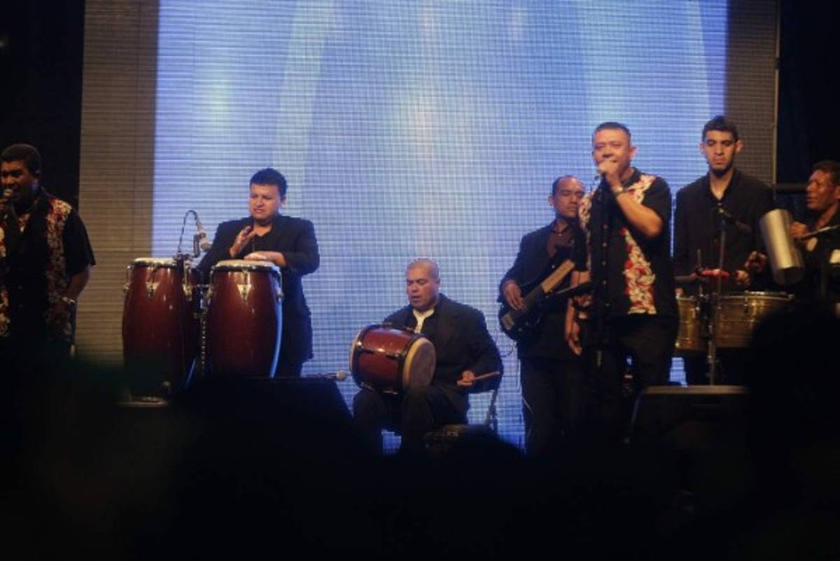 La capital retumbó con 12 horas continuas de carnaval