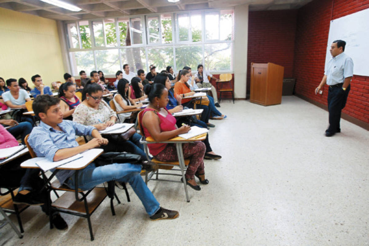 77% de universitarios egresados son licenciados