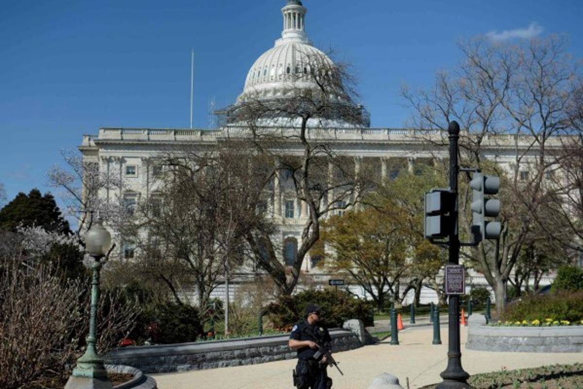 Policía hiere a hombre que sacó arma en Congreso de EEUU  