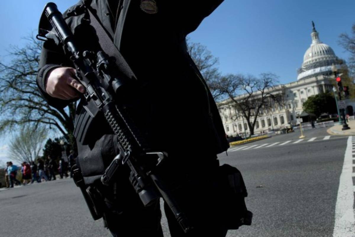 Policía hiere a hombre que sacó arma en Congreso de EEUU  