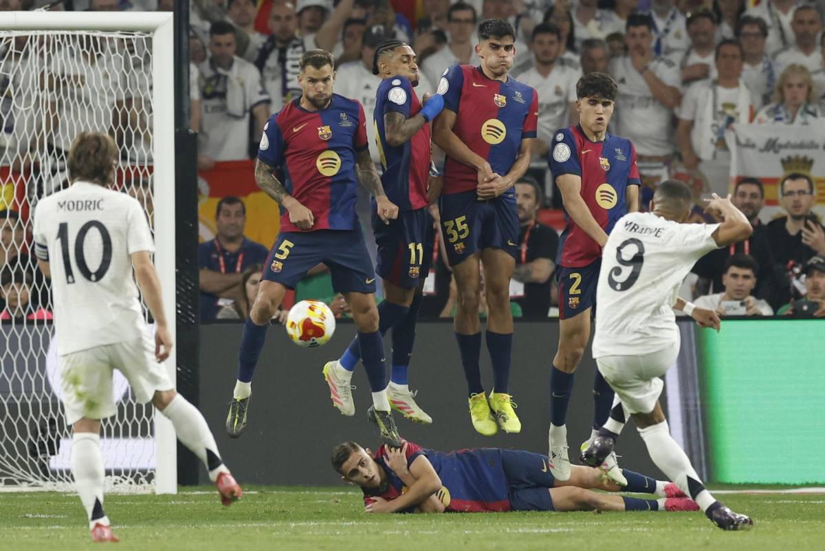 Llegada del Rey, nueva forma de presentar alineaciones y el pasillo de campeón Llegada del Rey, nueva forma de presentar alineaciones y el pasillo de campeón