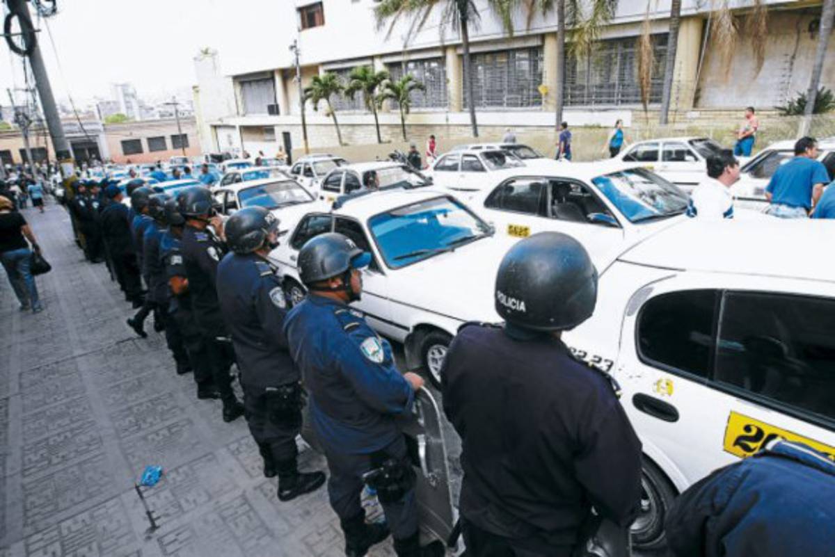 Taxistas exigen subsidio de 200 lempiras diarios