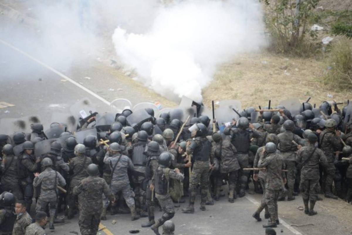 El domingo, los migrantes fueron reprimidos con gas lacrimógeno, golpes y palos, por parte de la policía guatemalteca