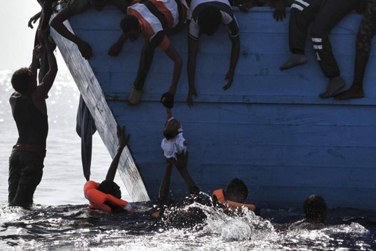 Al menos 22 muertos en barco que llevaba migrantes desde Libia
