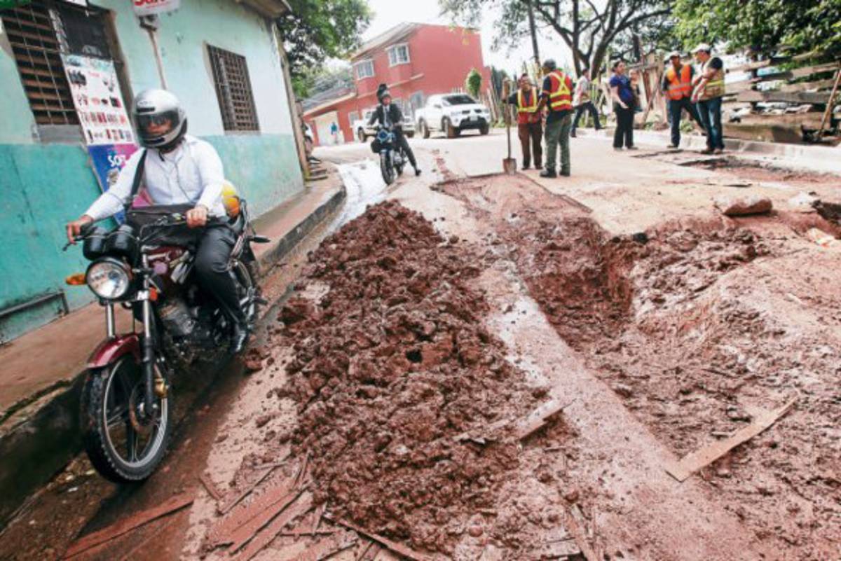 Calles destruidas y muros caídos por fuertes lluvias en Tegucigalpa