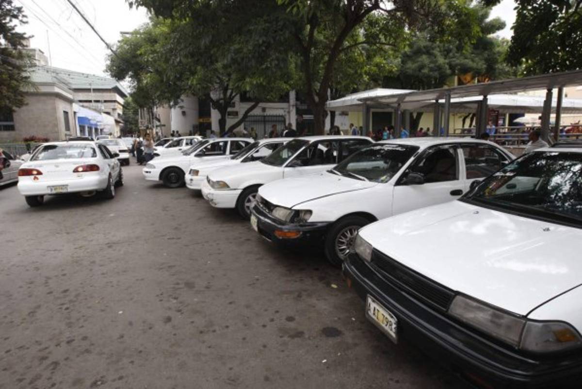 Honduras: 550 militares saturan terminales y buses del transporte urbano