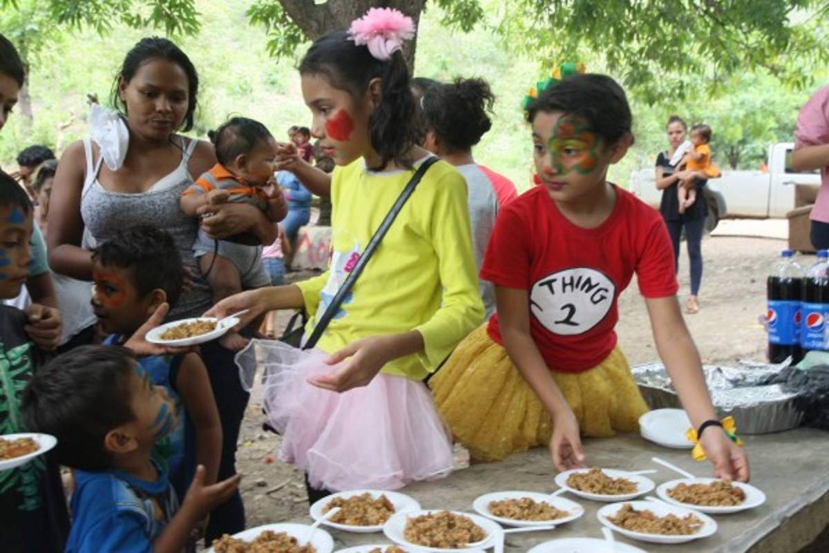 Compartiendo una celebración del Día del Niño en la colonia Montefresco.